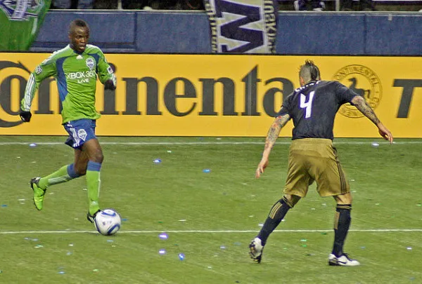 640px-Steve_Zakuani_dribble