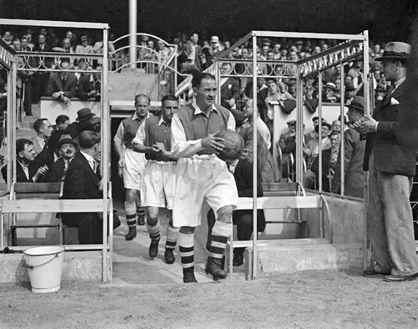 arsenal-entering-the-pitch-bw
