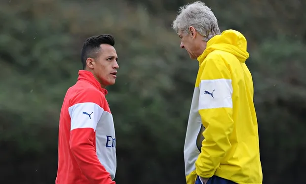 Arsenal's manager Arsène Wenger talks to Alexis Sánchez