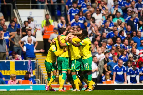 Norwich City players celebrate the goal of Lewis Grabban, 0-1