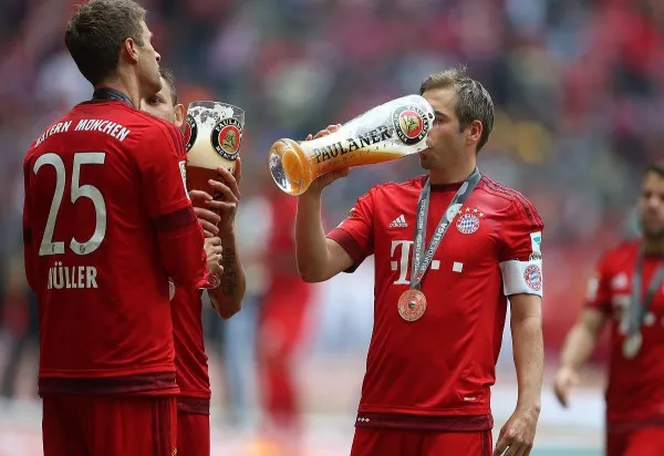 bayern-munich-drinking-beer