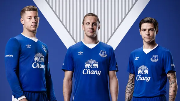 everton-home-shirt-group