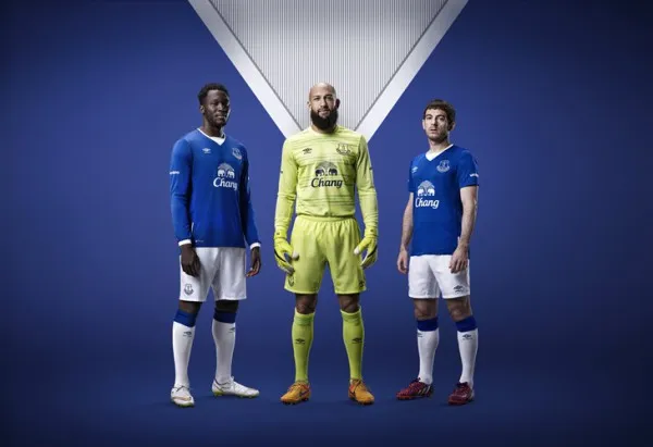 everton-home-shirt-group-howard
