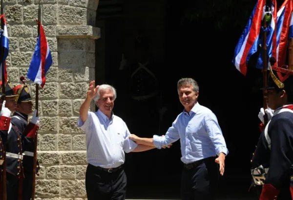 Uruguayan President Tabare Vazquez (L) welcomes his Argentine counterpart Mauricio Macri at the Anchorena presidential ranch in Colonia, Uruguay, on January 7, 2016 (Photo Credit: AFP.)
