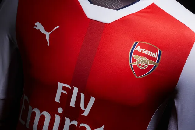 arsenal-jersey-front-closeup