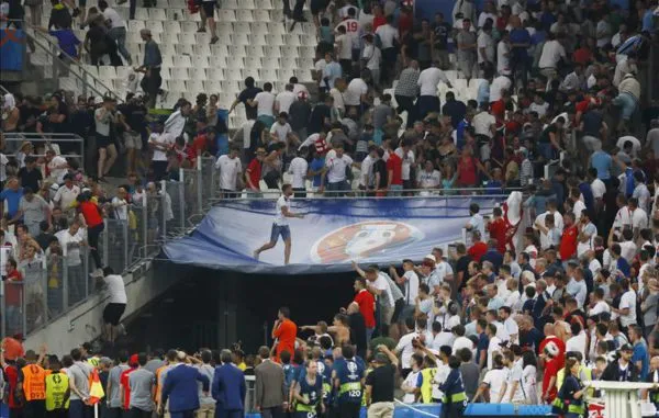 russia-hooligans-attack-england-fans