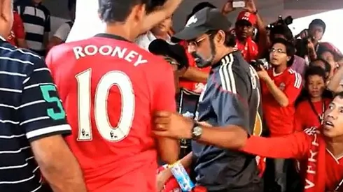 Man Utd Fan Wears Rooney Shirt to Liverpool Practice, Escapes Alive