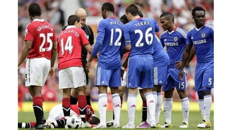 Manchester United's Wayne Rooney lies on the ground after being fouled by Chelsea's Branislav Ivanovic as referee Howard Webb, third left, looks on during their English Premier League soccer match at Old Trafford, Manchester, England, Sunday May 8, 2011. (AP Photo/Jon Super) NO INTERNET/MOBILE USAGE WITHOUT FOOTBALL ASSOCIATION PREMIER LEAGUE (FAPL) LICENCE. CALL +44 (0) […]