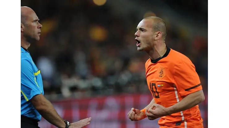 Netherlands' midfielder Wesley Sneijder (R) argues with English referee Howard Webb during extra time in the 2010 World Cup football final between the Netherlands and Spain on July 11, 2010 at Soccer City Stadium in Soweto, suburban Johannesburg. Spain won 1-0. NO PUSH TO MOBILE / MOBILE USE SOLELY WITHIN EDITORIAL ARTICLE – AFP PHOTO […]