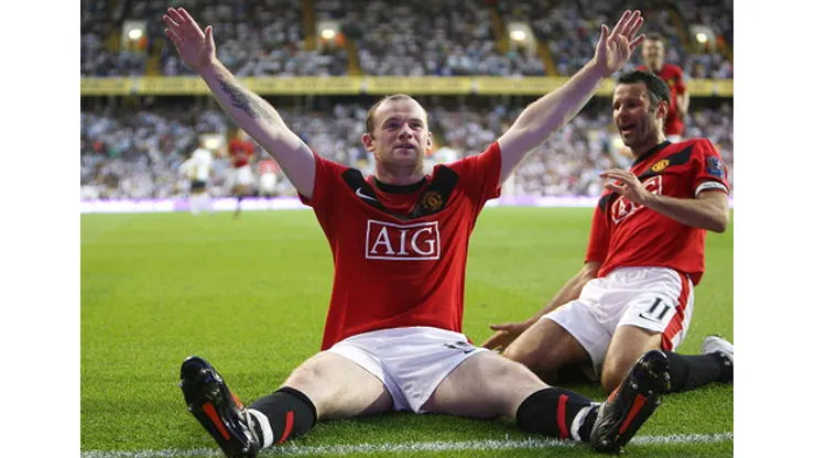 LONDON, ENGLAND – SEPTEMBER 12: Wayne Rooney of Manchester United celebrates scoring their third goal during the FA Barclays Premier League match between Tottenham Hotspur and Manchester United at White Hart Lane on September 12, 2009 in London, England. (Photo by Matthew Peters/Manchester United via Getty Images)