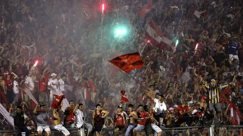 Fans of Argentina's Independiente celebrate after defeating Brazil's Goias to win the Copa Sudamericana in Buenos Aires, December 8, 2010. REUTERS/Marcos Brindicci (ARGENTINA - Tags: SPORT SOCCER)