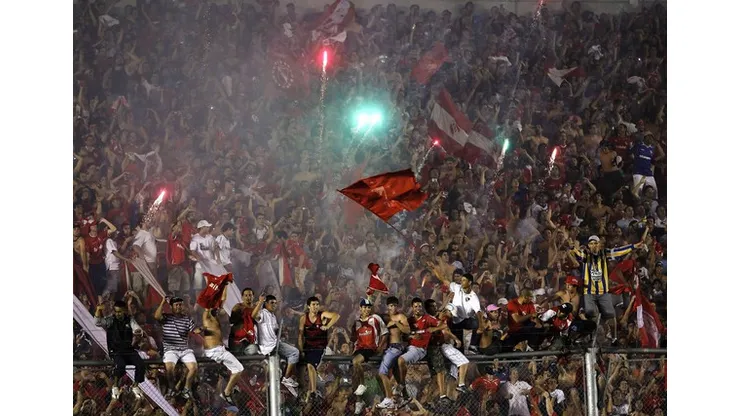 Fans of Argentina's Independiente celebrate after defeating Brazil's Goias to win the Copa Sudamericana in Buenos Aires, December 8, 2010. REUTERS/Marcos Brindicci (ARGENTINA – Tags: SPORT SOCCER)