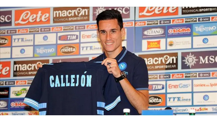 CAL01 DIMARO (ITALIA), 16/07/2013.- Fotografía facilitada por el Nápoles que muestra al delantero José María Callejón durante su presentación en su nuevo equipo en un acto celebrado en Dimaro, Italia hoy 16 de julio de 2013. EFE/Sscnapoli.It ***SÓLO USO EDITORIAL/PROHIBIDA SU VENTA***