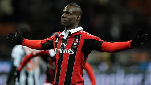 MILAN, ITALY - FEBRUARY 03: Mario Balotelli of AC Milan celebrates after scoring his second goal from the penalty spot during the Serie A match between AC Milan and Udinese Calcio at San Siro Stadium on February 3, 2013 in Milan, Italy. (Photo by Claudio Villa/Getty Images)