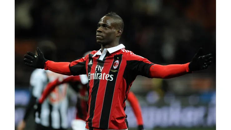 MILAN, ITALY – FEBRUARY 03: Mario Balotelli of AC Milan celebrates after scoring his second goal from the penalty spot during the Serie A match between AC Milan and Udinese Calcio at San Siro Stadium on February 3, 2013 in Milan, Italy. (Photo by Claudio Villa/Getty Images)