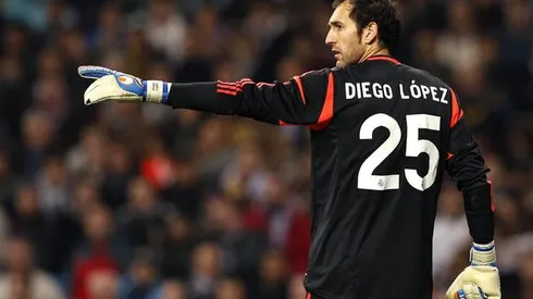 Goalkeeper Diego Lopez Being Shown The Exit Door From Real Madrid