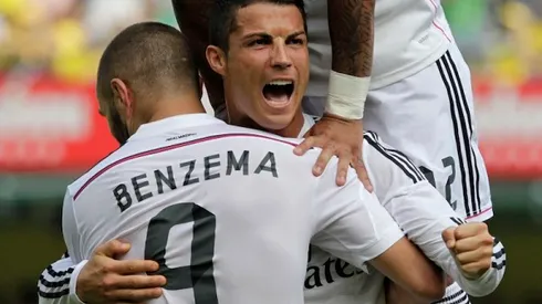 Real Madrid's Cristiano Ronaldo celebrates with team mate Karim Benzema after he scored against Villarreal during their Spanish first division soccer match at the Madrigal stadium in Villarreal September 27, 2014. REUTERS/Heino Kalis (SPAIN - Tags: SPORT SOCCER)