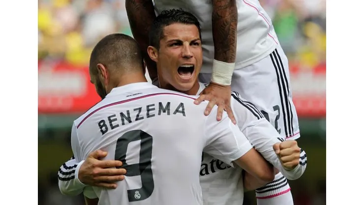 Real Madrid's Cristiano Ronaldo celebrates with team mate Karim Benzema after he scored against Villarreal during their Spanish first division soccer match at the Madrigal stadium in Villarreal September 27, 2014. REUTERS/Heino Kalis (SPAIN – Tags: SPORT SOCCER)