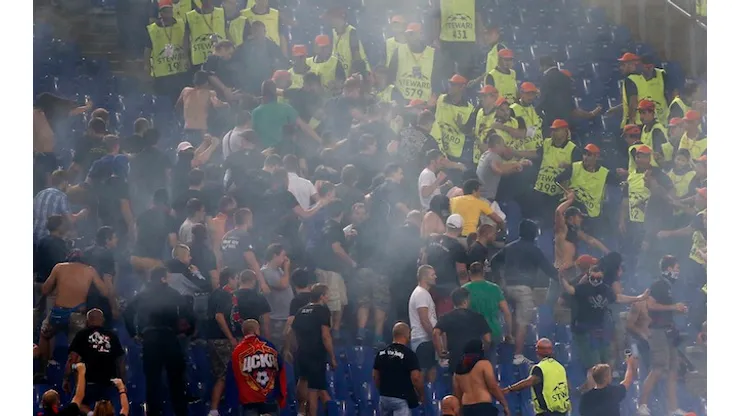 CSKA Moscow's supporters clash with stewards during the Champions League Group E soccer match against AS Roma at the Olympic Stadium in Rome September 17, 2014. REUTERS/Alessandro Bianchi (ITALY – Tags: SPORT SOCCER)