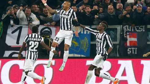 Juventus' Arturo Vidal (C) celebrates with teammates after scoring against AS Roma during their Italian Serie A soccer match at the Juventus stadium in Turin January 5, 2014. REUTERS/Alessandro Bianchi (ITALY - Tags: SPORT SOCCER)