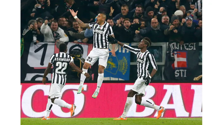 Juventus' Arturo Vidal (C) celebrates with teammates after scoring against AS Roma during their Italian Serie A soccer match at the Juventus stadium in Turin January 5, 2014. REUTERS/Alessandro Bianchi (ITALY – Tags: SPORT SOCCER)
