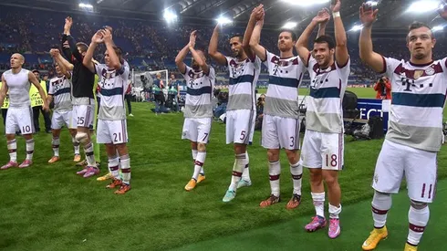 ROM01. ROMA (ITALIA), 21/10/2014.- Jugadores del Bayern Munich celebran tras la victoria ante la Roma hoy, martes 21 de octubre de 2014, en un partido de la Liga de Campeones de la UEFA en el estadio Olímpico de Roma (Italia). EFE/ETTORE FERRARI