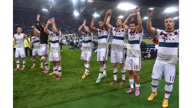 ROM01. ROMA (ITALIA), 21/10/2014.- Jugadores del Bayern Munich celebran tras la victoria ante la Roma hoy, martes 21 de octubre de 2014, en un partido de la Liga de Campeones de la UEFA en el estadio Olímpico de Roma (Italia). EFE/ETTORE FERRARI