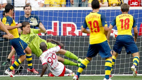 Arsenal Goalkeeper Szczesny Could be Fined £20,000 For Smoking in Showers, Says Report