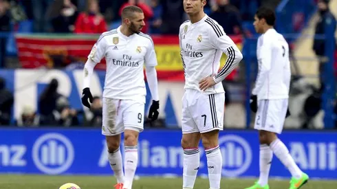 Real Madrid's Portuguese forward Cristiano Ronaldo (R) looks on as he waits prior to kick off past Real Madrid's French forward Karim Benzema during the Spanish league football match Club Atletico de Madrid vs Real Madrid CF at the Vicente Calderon stadium in Madrid on February 7, 2015. AFP PHOTO/ DANI POZO