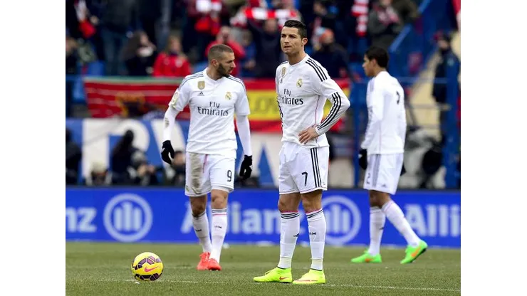Real Madrid's Portuguese forward Cristiano Ronaldo (R) looks on as he waits prior to kick off past Real Madrid's French forward Karim Benzema during the Spanish league football match Club Atletico de Madrid vs Real Madrid CF at the Vicente Calderon stadium in Madrid on February 7, 2015. AFP PHOTO/ DANI POZO