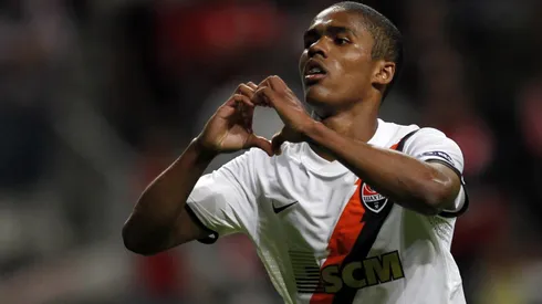 Shakhtar midfielder Douglas Costa wants Chelsea move
