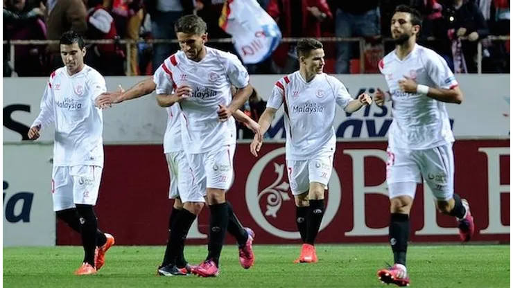 GLASGOW, UNITED KINGDOM – MAY 16: The Sevilla players celebrate with the trophy after their victory in a penalty shootout at the end of the UEFA Cup Final between Espanyol and Sevilla at Hampden Park on May 16, 2007 in Glasgow, Scotland. (Photo by Phil Cole/Getty Images)