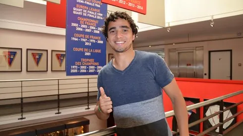 Manchester United defender Rafael completes 4-year Lyon deal