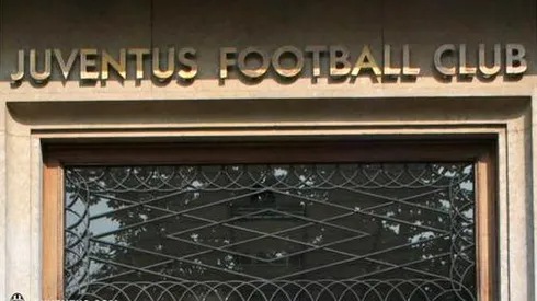 Juventus suspends Martin Caceres after Ferrari crash, failed breath test