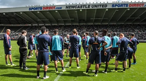 NEWCASTLE UPON TYNE, ENGLAND - AUGUST 4: Head coach Steve McClaren (C) talks to his players during the Newcastle United Open Training session at St.James' Park on August 4, 2015, in Newcastle upon Tyne, England. (Photo by Serena Taylor/Newcastle United via Getty Images)