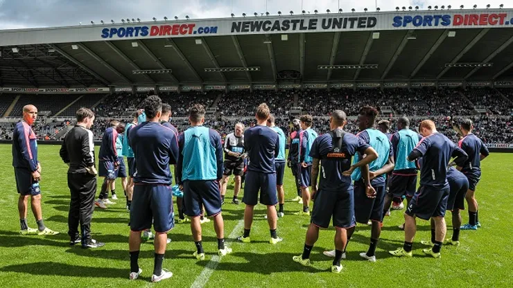 NEWCASTLE UPON TYNE, ENGLAND – AUGUST 4: Head coach Steve McClaren (C) talks to his players during the Newcastle United Open Training session at St.James' Park on August 4, 2015, in Newcastle upon Tyne, England. (Photo by Serena Taylor/Newcastle United via Getty Images)
