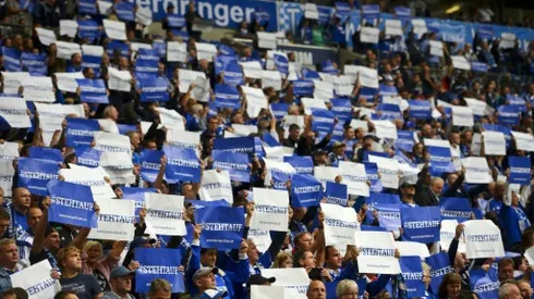 Bundesliga players wear #refugeeswelcome logos