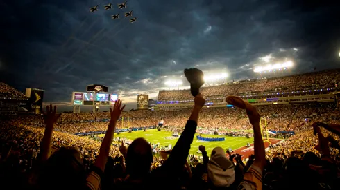 The 2009 US Air Force Thunderbirds fly over Superbowl XLIII in Tampa, Fla., Feb. 2. (RELEASED)