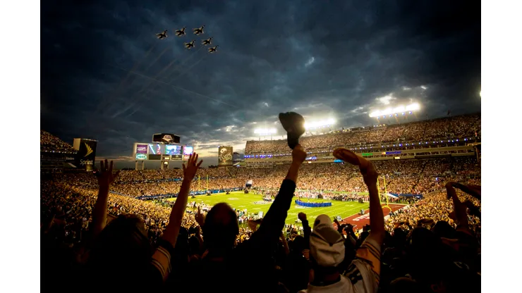 The 2009 US Air Force Thunderbirds fly over Superbowl XLIII in Tampa, Fla., Feb. 2. (RELEASED)