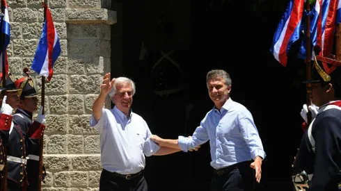 Uruguayan President Tabare Vazquez (L) welcomes his Argentine counterpart Mauricio Macri at the Anchorena presidential ranch in Colonia, Uruguay, on January 7, 2016 (Photo Credit: AFP.)