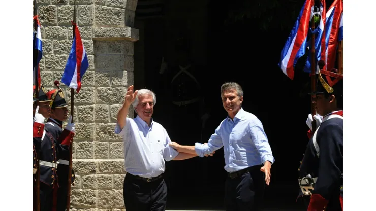 Uruguayan President Tabare Vazquez (L) welcomes his Argentine counterpart Mauricio Macri at the Anchorena presidential ranch in Colonia, Uruguay, on January 7, 2016 (Photo Credit: AFP.)