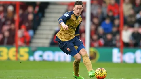 Ozil and Oxlade-Chamberlain get Arsenal back to winning ways at Bournemouth