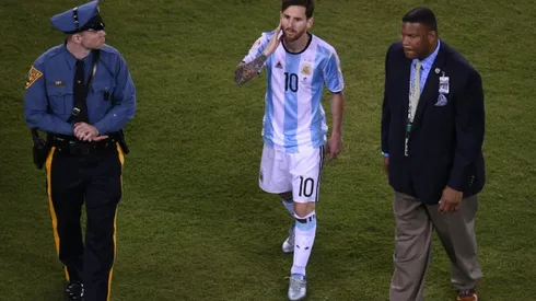 Maradona urges Messi to stay with Argentina