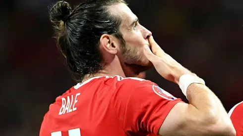 Bale inspires as brilliant Wales into Euro 2016 last 16