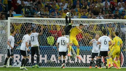 Schweinsteiger seals German win over Ukraine