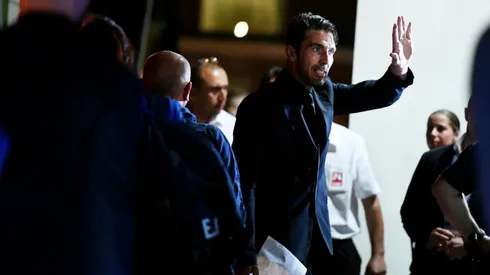 Italy football squad given raucous welcome by waiting Azzurri fans