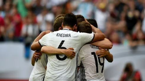 Germany see off Hungary as Schweinsteiger returns