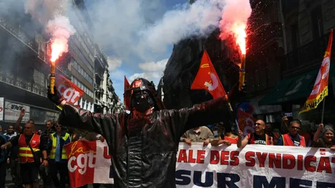 Pilots' strike threat hangs over Euro 2016