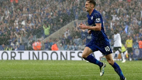 Leicester's Andy King signs new contract