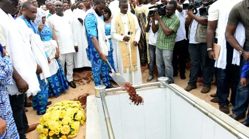 Nigeria football legend Keshi buried devoid of promised fanfare
